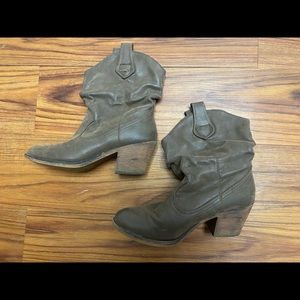 Used women’s Rocket Dog boots